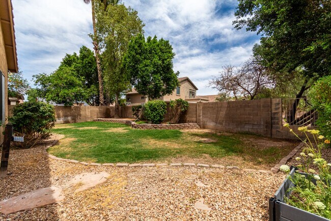 Building Photo - 5 Bedroom home in Chandler