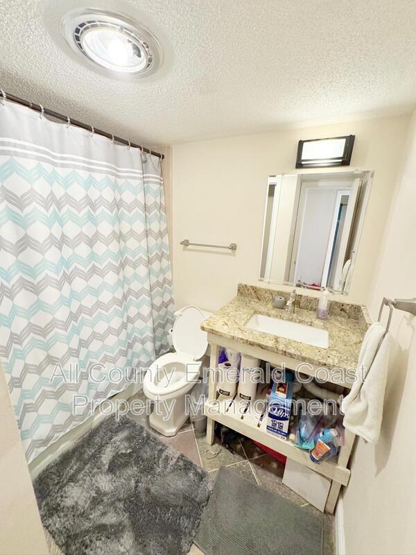 Building Photo - 105 Country Club Dr