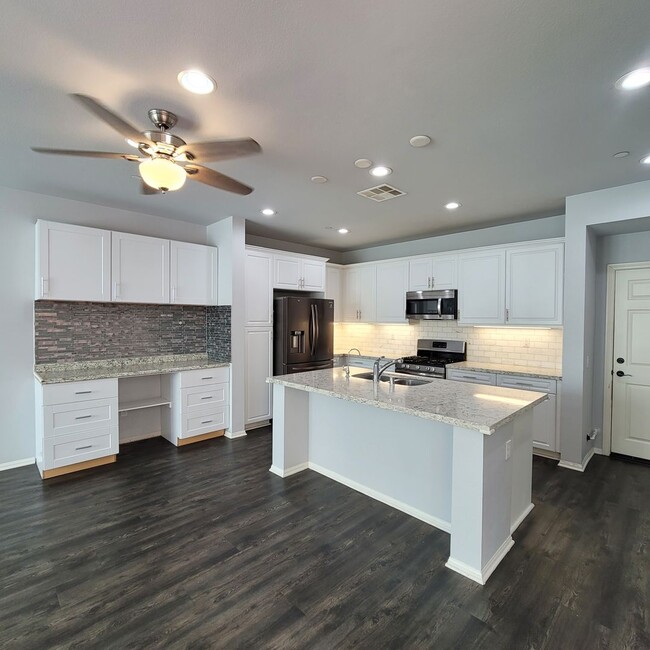 Building Photo - E. Ventura Newer Construction 3+2.5 bath H...