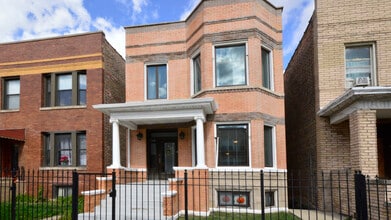 Building Photo - 2904 W Diversey Ave