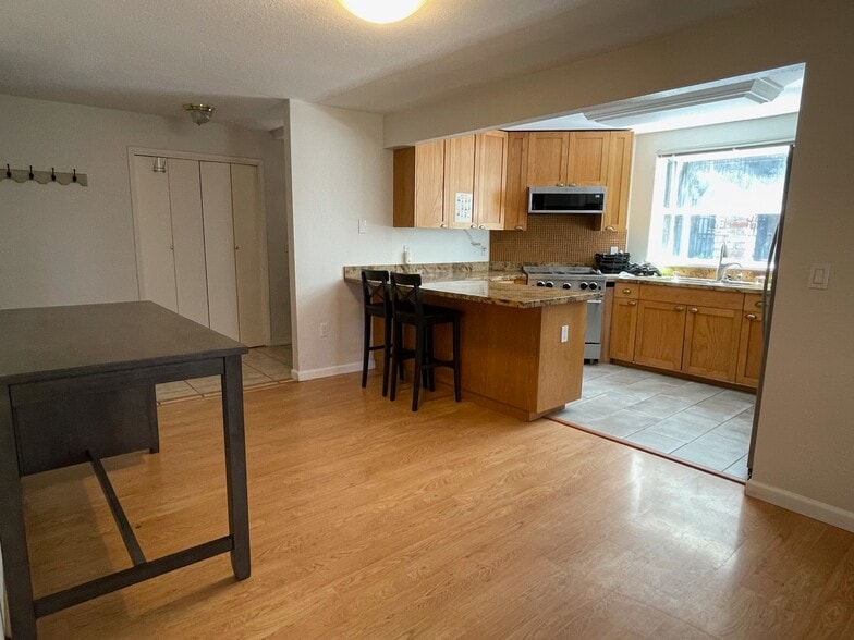 chefs range, built in micro, dishwasher, side by side fridge - 1524 Pacific Ave