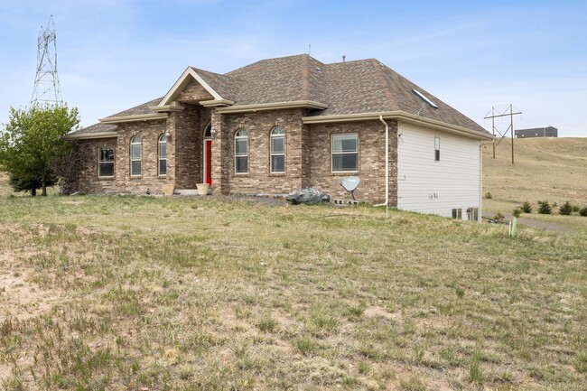 Building Photo - Executive 3-Bed Ranch Main Level - Private...