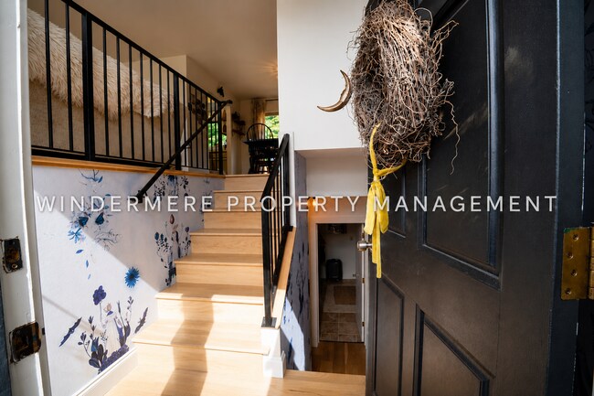 Building Photo - Charming and Bright 3 bed in Convenient Poulsbo community with amazing views!