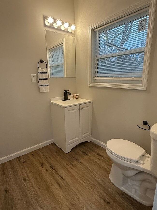 Building Photo - Beautifully updated & in great location