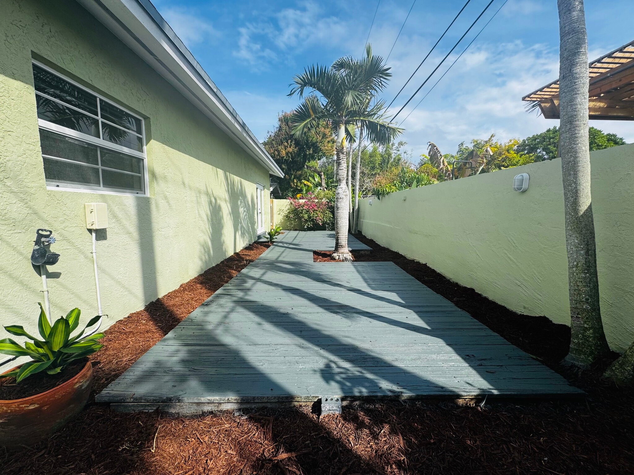 Building Photo - 1012 NE 17th Ct