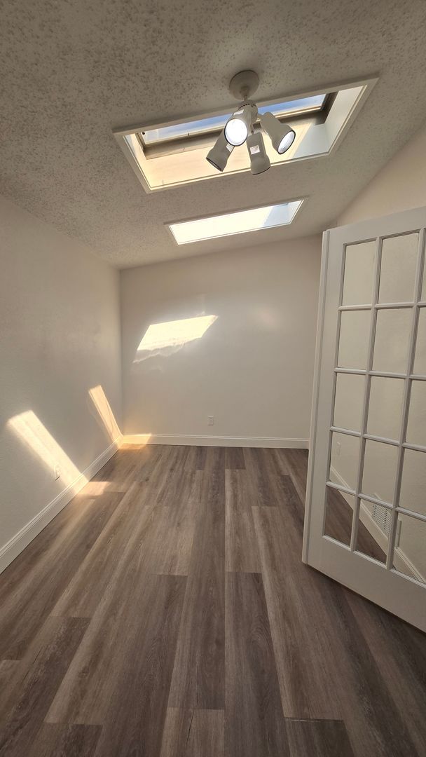 Building Photo - 2 Bed 2 Bath townhome with a Den/ Office s...