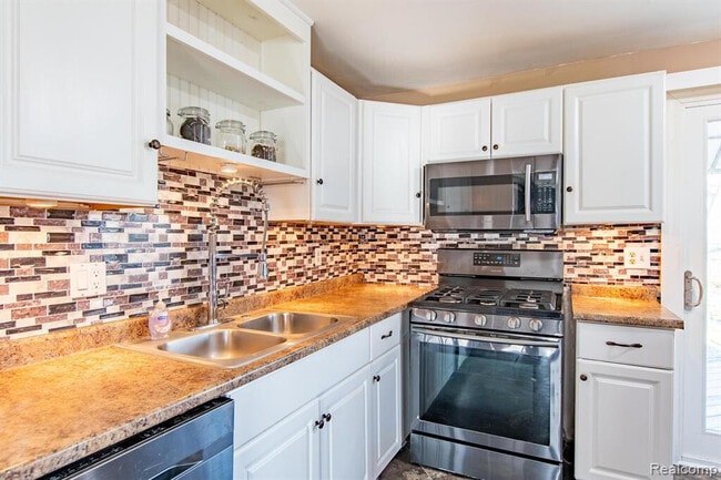 Building Photo - 2163 Hemlock Dr