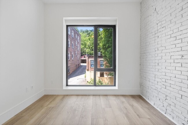 Building Photo - 300-1581 Beacon St