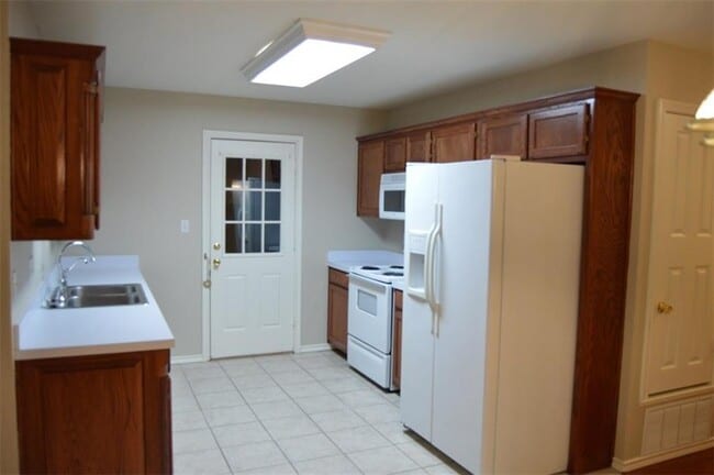 Building Photo - Cozy Home close to Downtown nestled in Sansom Park - Winter Special