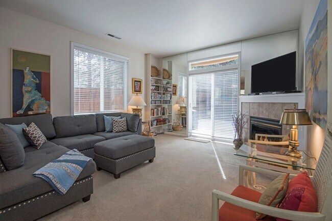 Building Photo - Furnished West Bend Home Available Mid-August
