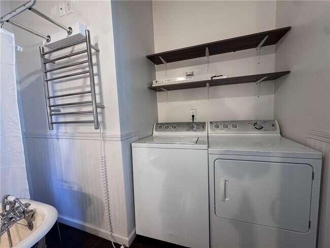 Building Photo - 749 Cooper St SW