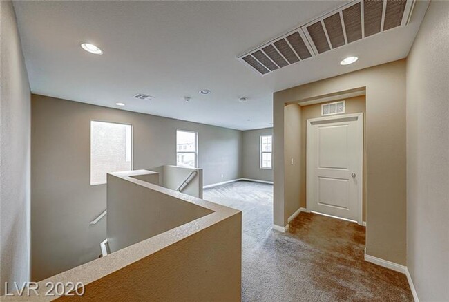 Building Photo - Northwest 4 bedroom!