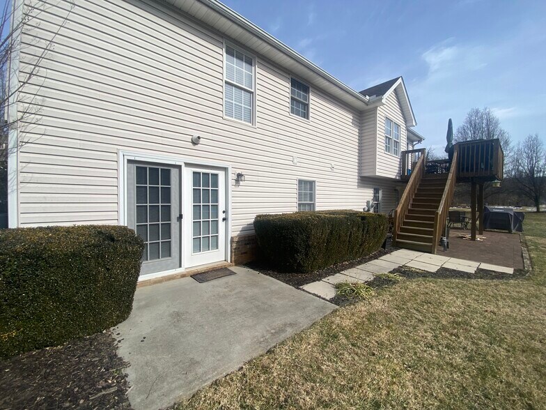 Building Photo - 1777 Meadows Rd