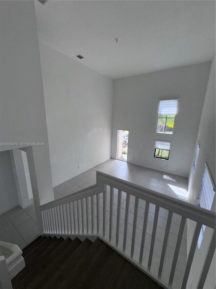 Building Photo - 157 NE 27th Terrace