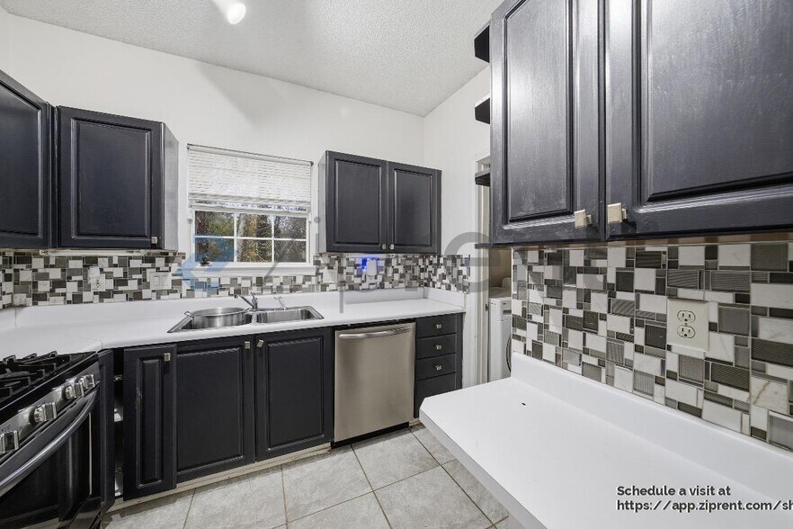 Building Photo - 584 Windsor St SW