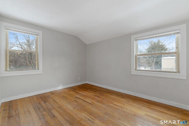 Building Photo - 3 New Hampshire Dr