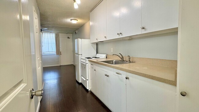 Building Photo - Available Now! 1BD / 1BA with 1 Covered & Assigned Parking Stall on Rycroft Street!!