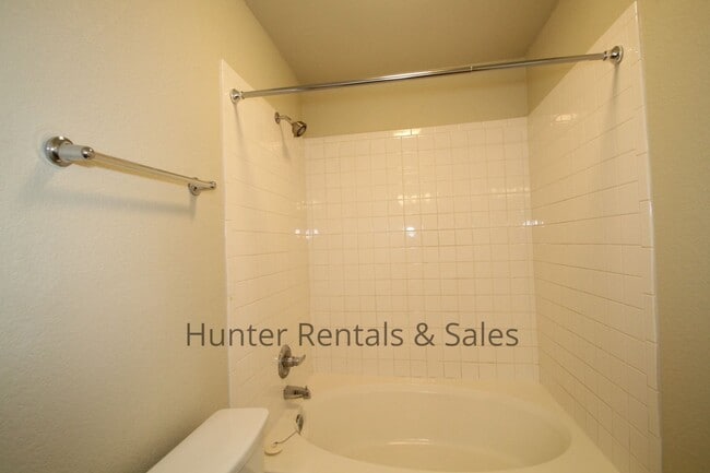Building Photo - Spacious Duplex!