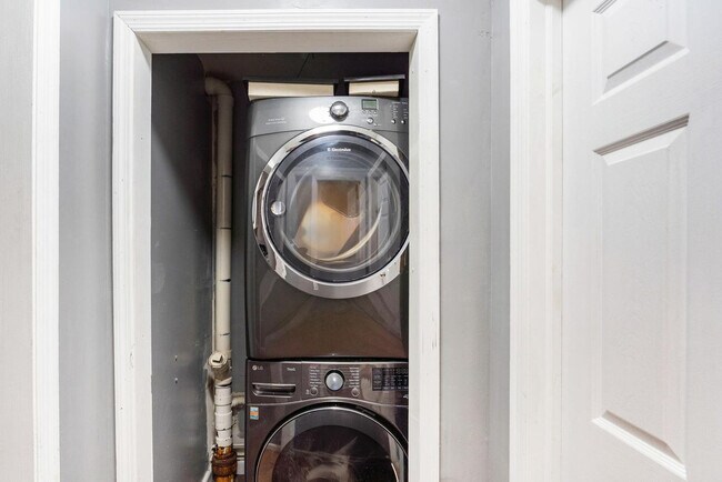 Building Photo - 247 Strawridge Rd