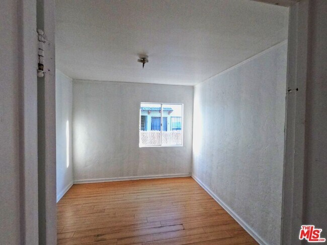 Building Photo - 1182 N Kingsley Dr