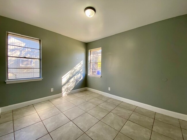 Building Photo - Newly Renovated 3 Bedroom 1.5 Bath Home in...