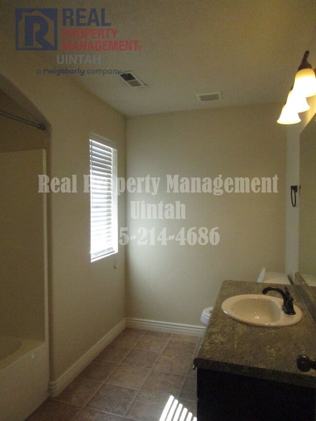 Building Photo - 3 bed 2.5 bath townhome in Fox Run