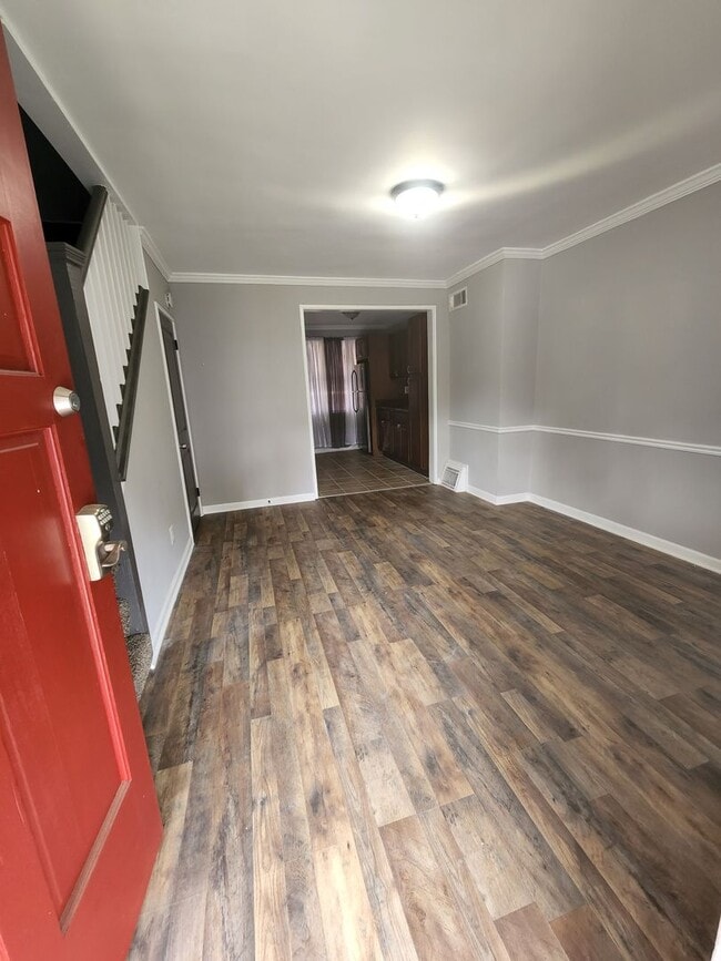 Building Photo - Beatuiful Two Bedroom Town Home