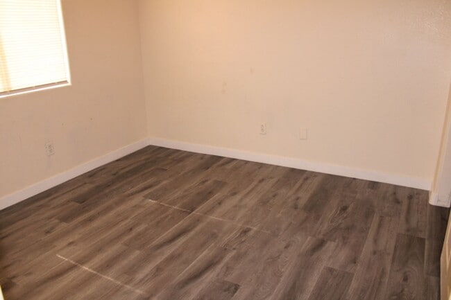 Building Photo - Nice 1000 SF Townhouse for rent in gated c...
