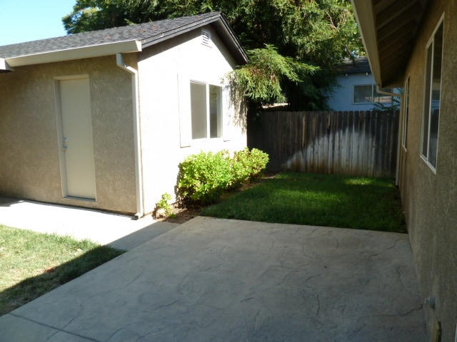 Building Photo - 2 Bedroom House + HUGE Studio/Office