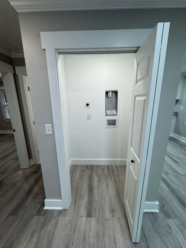 Building Photo - NEWLEY RENOVATED-This one won't last long! Schedule your tour today!