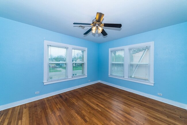 Building Photo - 2218 W Mistletoe Ave