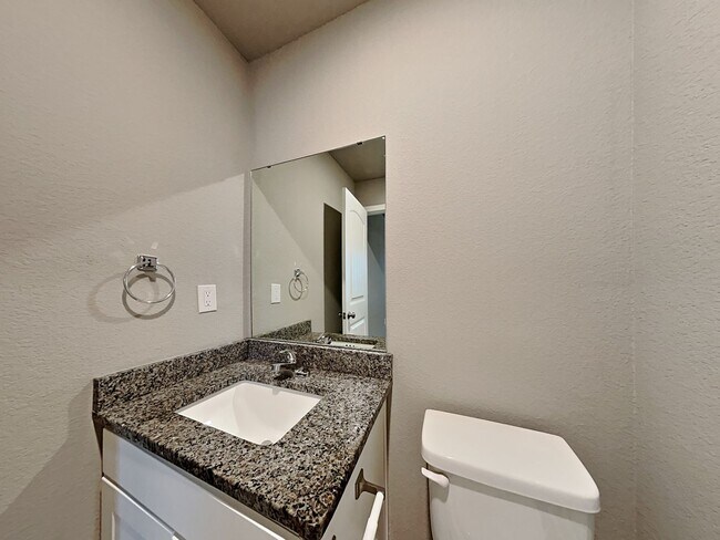 Building Photo - Charming 3Beds, 2Bath Home in Blue Springs with Garage Parking