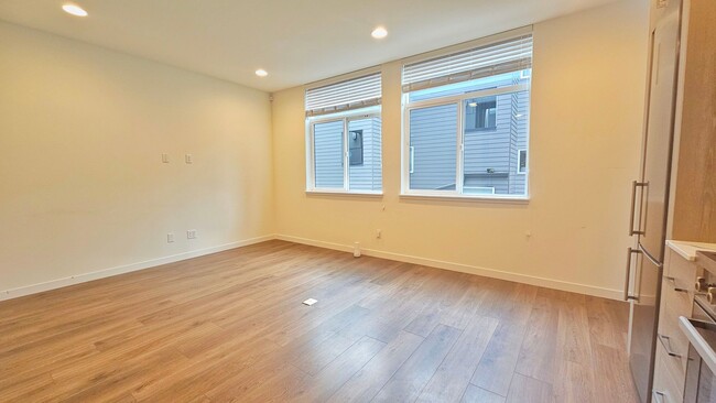 Building Photo - Modern 2 Bed 1.75 Bath Townhome in North B...