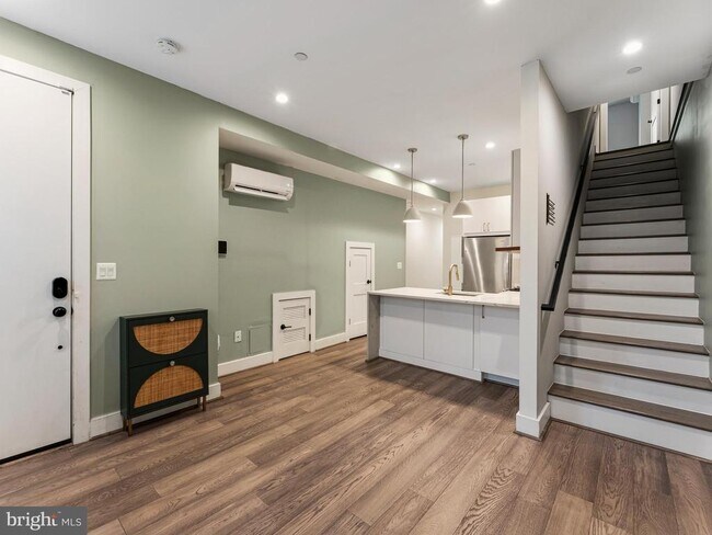 Building Photo - 1120 Penn St NE