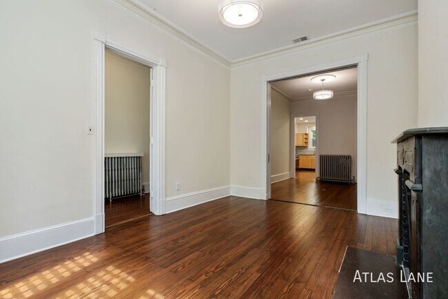 Building Photo - Professionally Managed & Recently Renovate...
