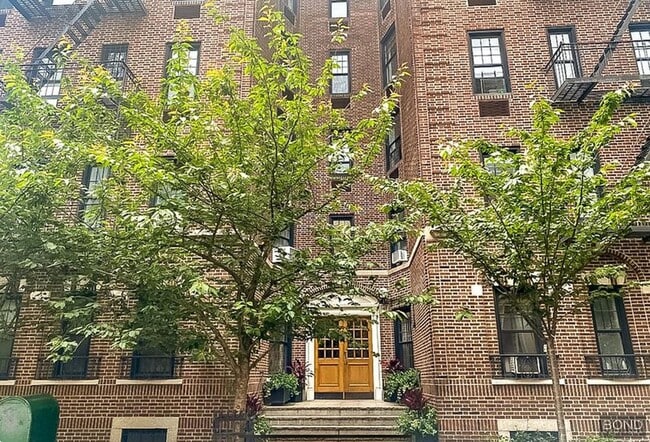 Building Photo - 240 Waverly Pl