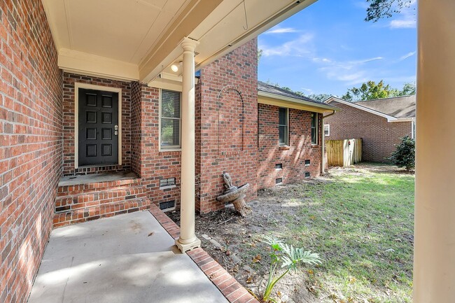 Building Photo - Renovated James Island Home!