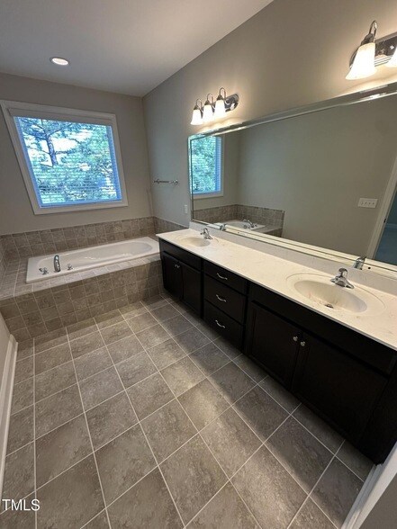 Building Photo - 4222 Vallonia Dr