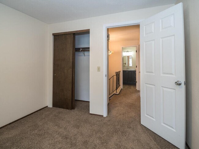 Building Photo - 1475 SW Orchard Ave