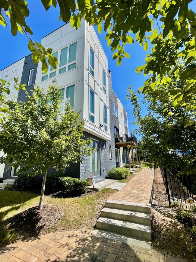 Primary Photo - End-unit townhome in Westside Atlanta