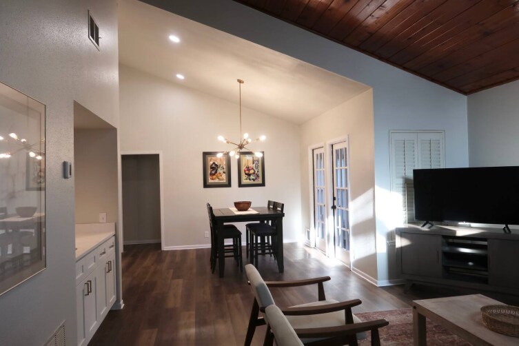 Building Photo - 15218 Bent Moss St