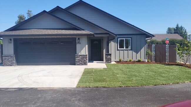 Building Photo - 3 bed 2 bath Single Family Home for Rent in Grants Pass