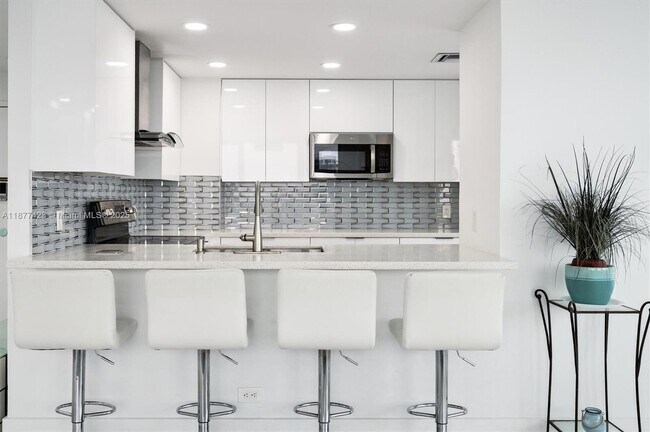 Building Photo - 3505 S Ocean Dr