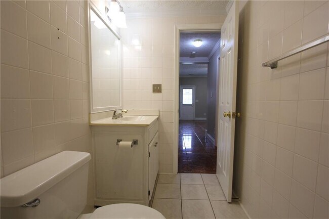 Building Photo - 818 Springlake Rd