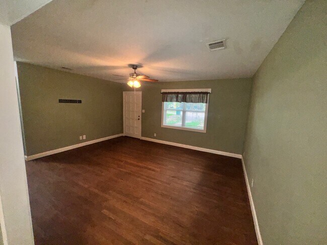 Building Photo - 112 Runnels St