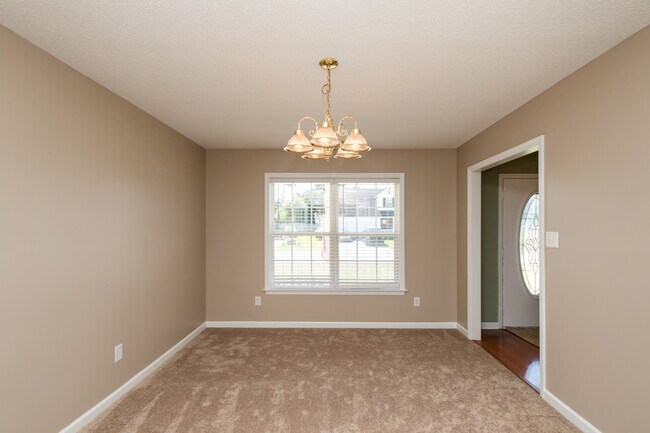 Building Photo - 4 Bedroom 2 Bath