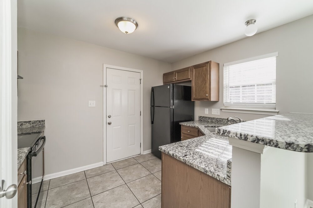 Building Photo - 2733 Fairstone Ave