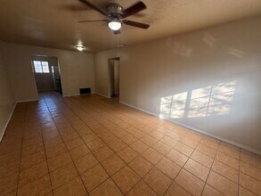 Building Photo - Fouplex unit ready to move in in Castle Hill!