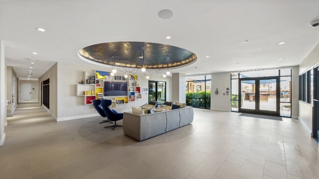 Building Photo - 675 Monmouth St