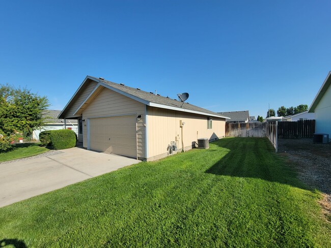 Building Photo - Nice home in West Pasco